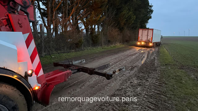 Remorquage et relevage de poids lourd embourbé